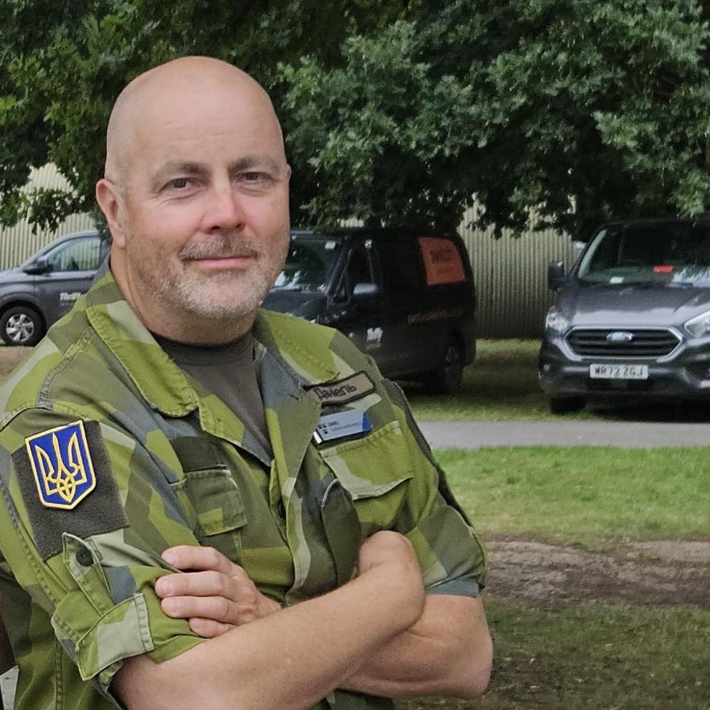 Daniel Erkstam i m90-uniform med Ukraina-märke på armen